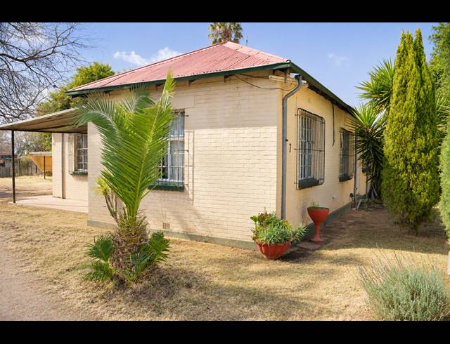 4 BEDROOM FREEHOLD FOR SALE IN STRUISBULT